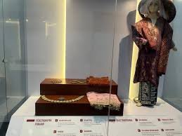 Melihat Koleksi Kain dan Pakaian Tradisional Palembang
