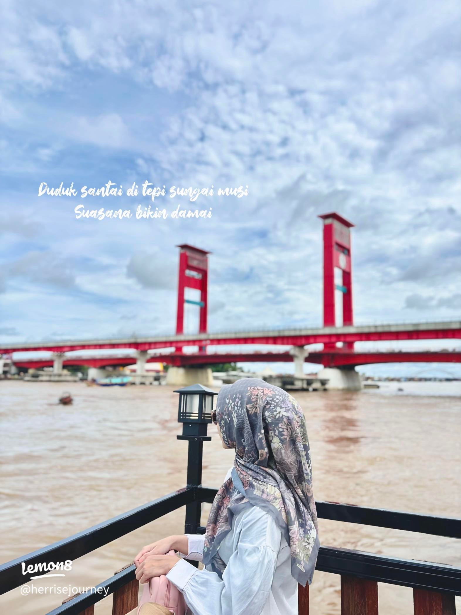 Menikmati Kuliner Sambil Berfoto di Tepian Sungai