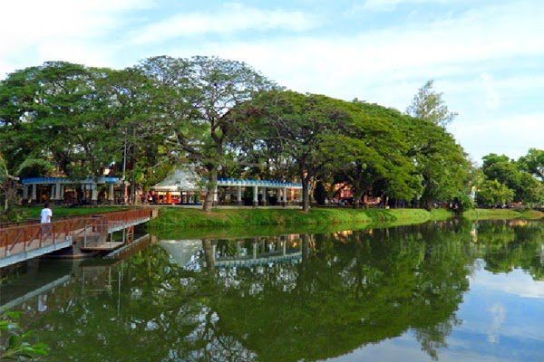 Menikmati Pemandangan Danau