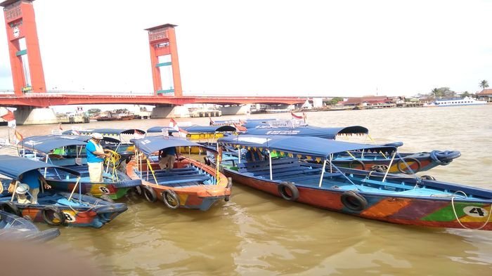 Susur Sungai Musi Naik Perahu Ketek