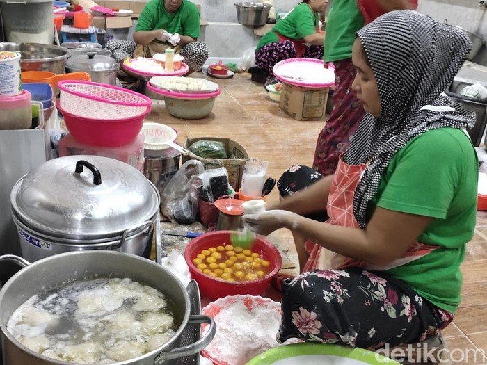 Belajar Membuat Pempek Bersama Warga Lokal