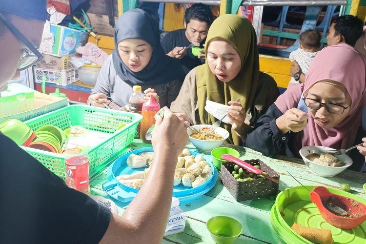 Mencicipi Pempek Palembang