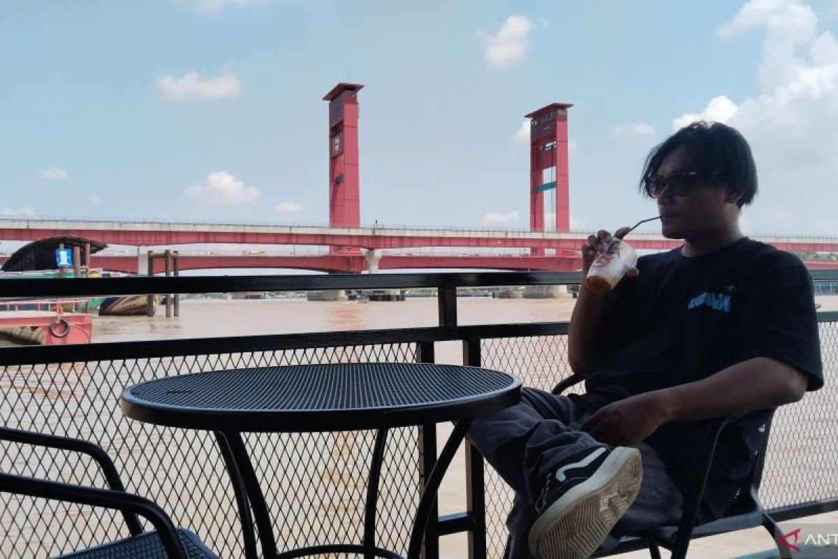 Menikmati Pemandangan Sungai Musi